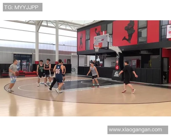 足球巨星跨界挑战篮球场精彩瞬间合集图片欣赏